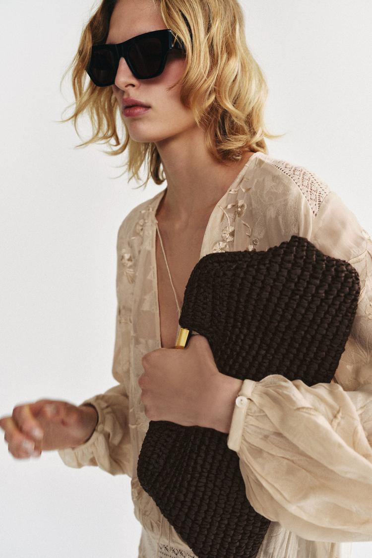 BOLSA CLUTCH COM CORPO TRANÇADO